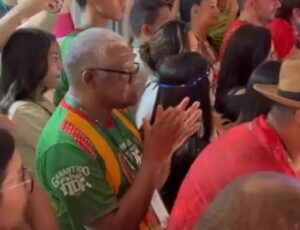 Antônio Andrade, afastado do Garantido, assiste apresentação do bumbá como se nada tivesse acontecido