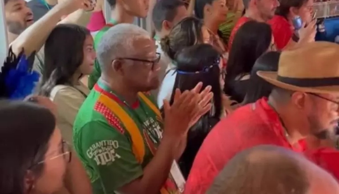 Antônio Andrade, afastado do Garantido, assiste apresentação do bumbá como se nada tivesse acontecido