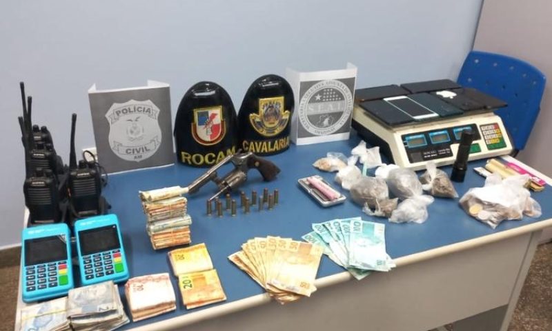 Dois homens são presos com dinheiro, arma e drogas em Parintins.