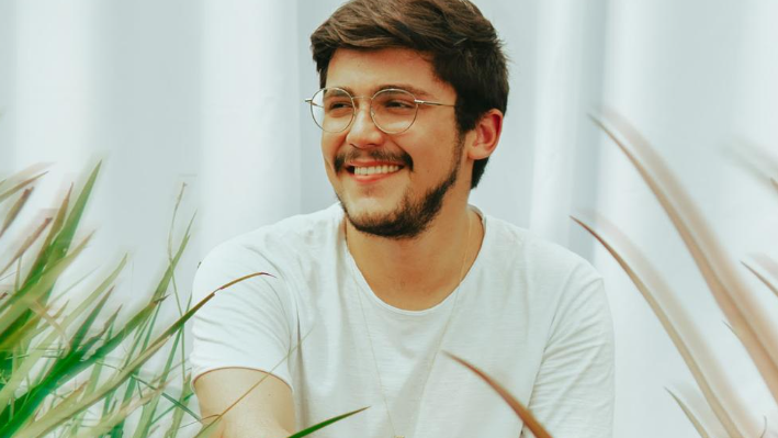 Cantor e compositor Santaella comemora 1 milhão de plays, anuncia show em São Paulo e lançamento de novo single