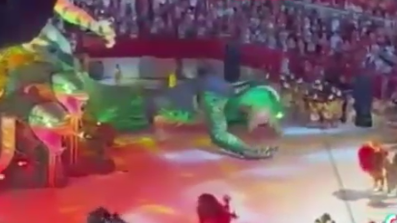 Veja momento em que alegoria do Garantido despenca durante segunda noite do Festival de Parintins