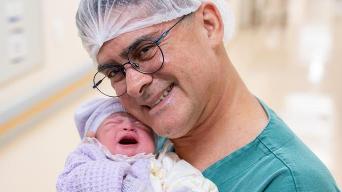 “É só alegria!”, diz prefeito David Almeida após o nascimento da primeira neta