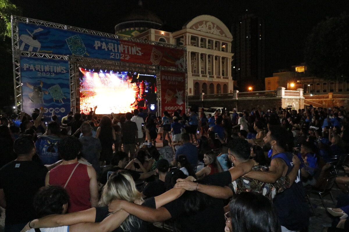 No Largo de São Sebastião, transmissão da última noite do 56º Festival de Parintins encanta torcedores