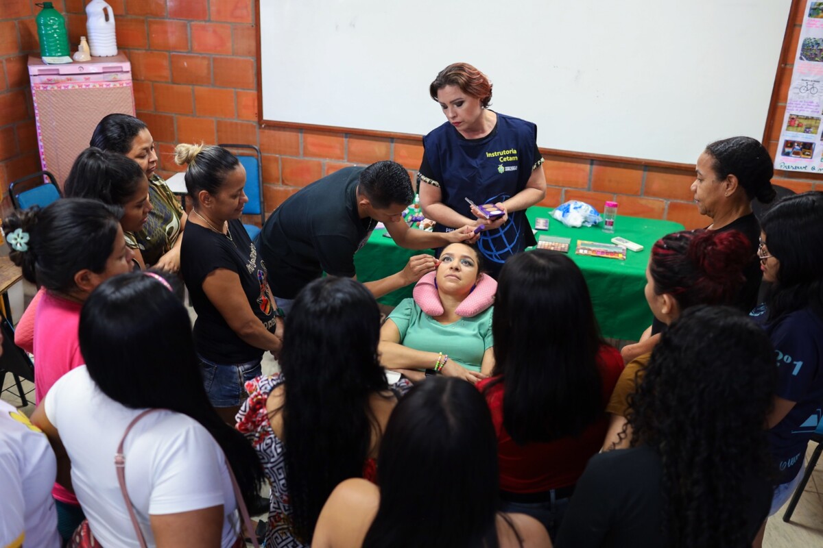 Curso de maquiagem qualifica moradores do Prosamin+ para o mercado de trabalho