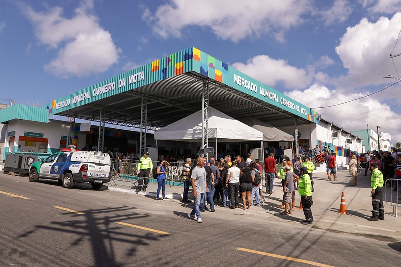 Prefeito entrega novo mercado Carneiro da Mota para população do Morro da Liberdade