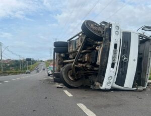 Motorista fica ferido após tombar caminhão de lixo na Avenida das Flores; veja