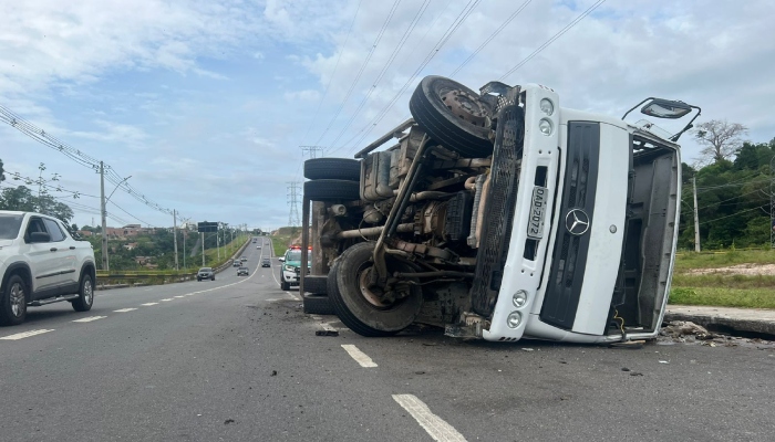 Motorista fica ferido após tombar caminhão de lixo na Avenida das Flores; veja