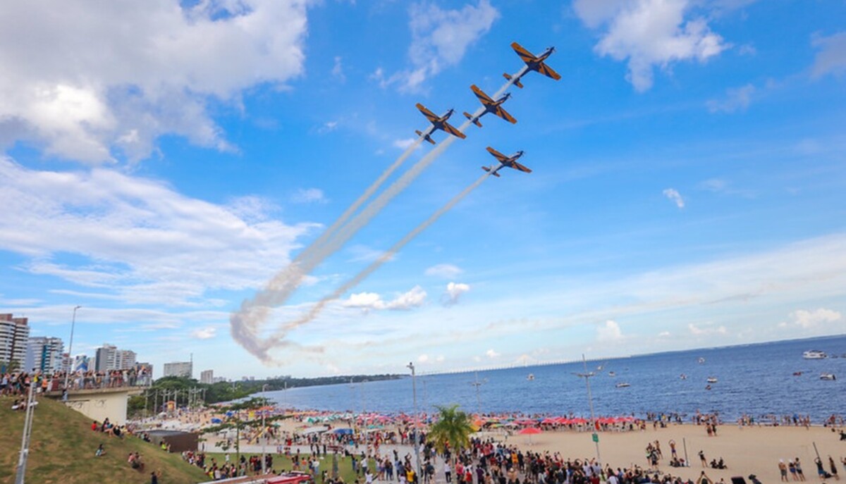Manaus recebe espetáculo da Esquadrilha da Fumaça, na Ponta Negra