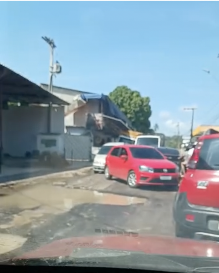 Abandono e descaso: moradores do Parque Riachuelo exigem recapeamento na principal avenida; veja vídeo