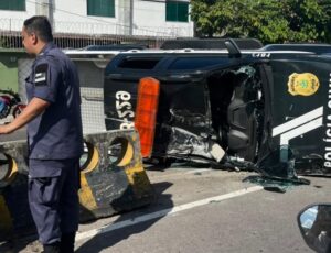 GRAVE: viatura da Polícia Civil que levava presos capota próximo Fórum Henoch Reis; veja vídeo