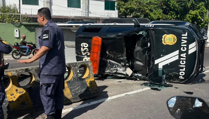 GRAVE: viatura da Polícia Civil que levava presos capota próximo ao Fórum Henoch Reis; veja vídeo