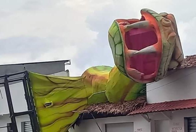 Prejuízos Pós-Festival: alegoria do Garantido despenca em cima de casa e danifica fiação elétrica em Parintins