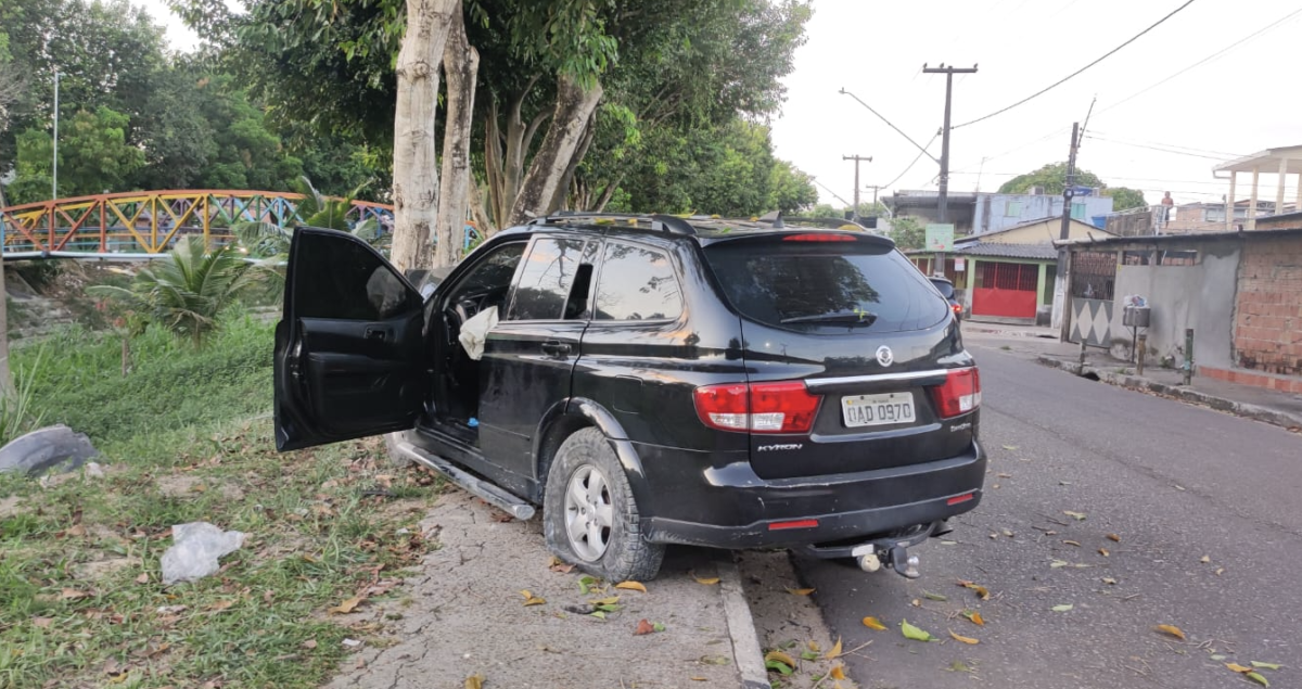 Idoso m0rre após bater o carro em árvore no Igarapé do Passarinho; veja