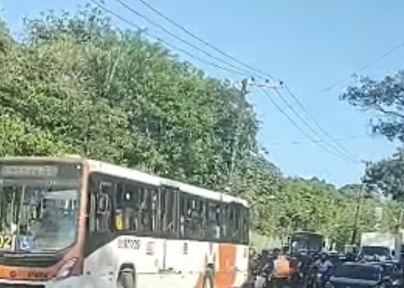 AGORA: mototaxista m0rre após ter cabeça esmagad4 por ônibus na av. Rodrigo Otávio; veja video