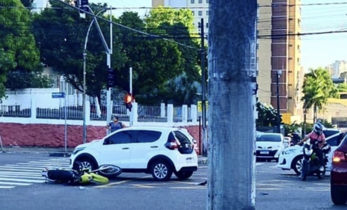 Carro quase p4ssa por cima de motoqueiro durante acidente no cruzamento da João Valério