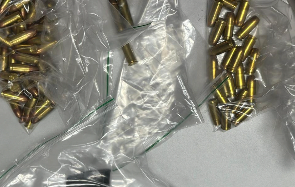 “Queria pagar de Arlequina”: projeto de blindada se dá mal após levar 70 munições e arma falsa para se exibir em escola de Manaus