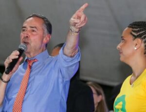 Deputados anunciam pedido de impeachment de Barroso após discurso partidário do Ministro na UNE