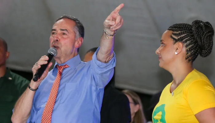 Deputados anunciam pedido de impeachment contra Barroso após discurso partidário na UNE; veja vídeo