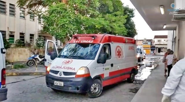 Homem com pernas amputadas é deixado do lado de fora de hospital; veja cena
