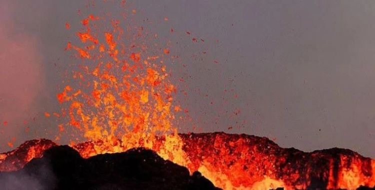 Após terremoto, vulcão entra em erupção na Islândia