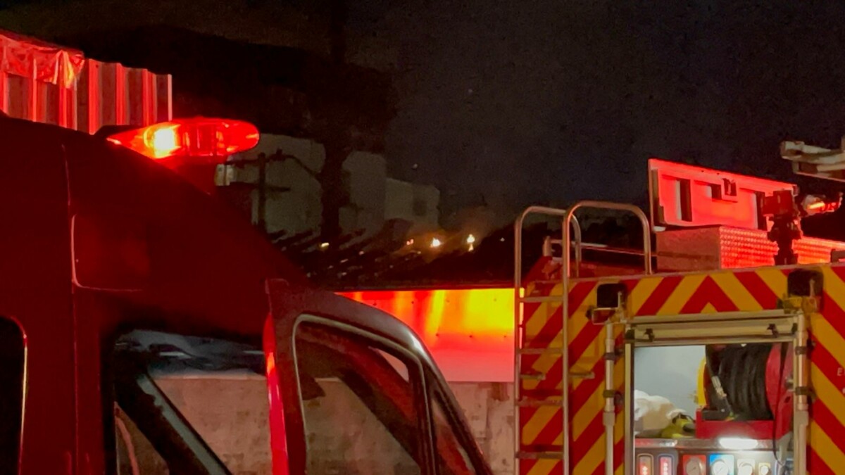 Incêndio atinge casa com idosa dentro no Parque 10; veja vídeos