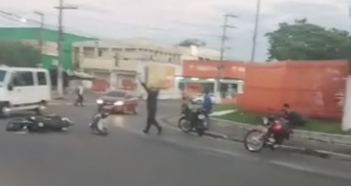 Óleo na pista da Rotatória do SAMU faz motoqueiros derraparem e sofreram acidentes; veja vídeo