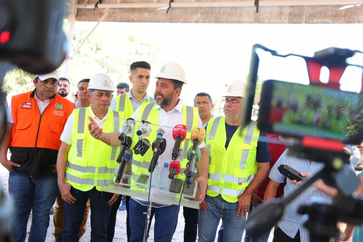 Wilson Lima vistoria obras na AM-010 e destaca importância da via para o desenvolvimento econômico