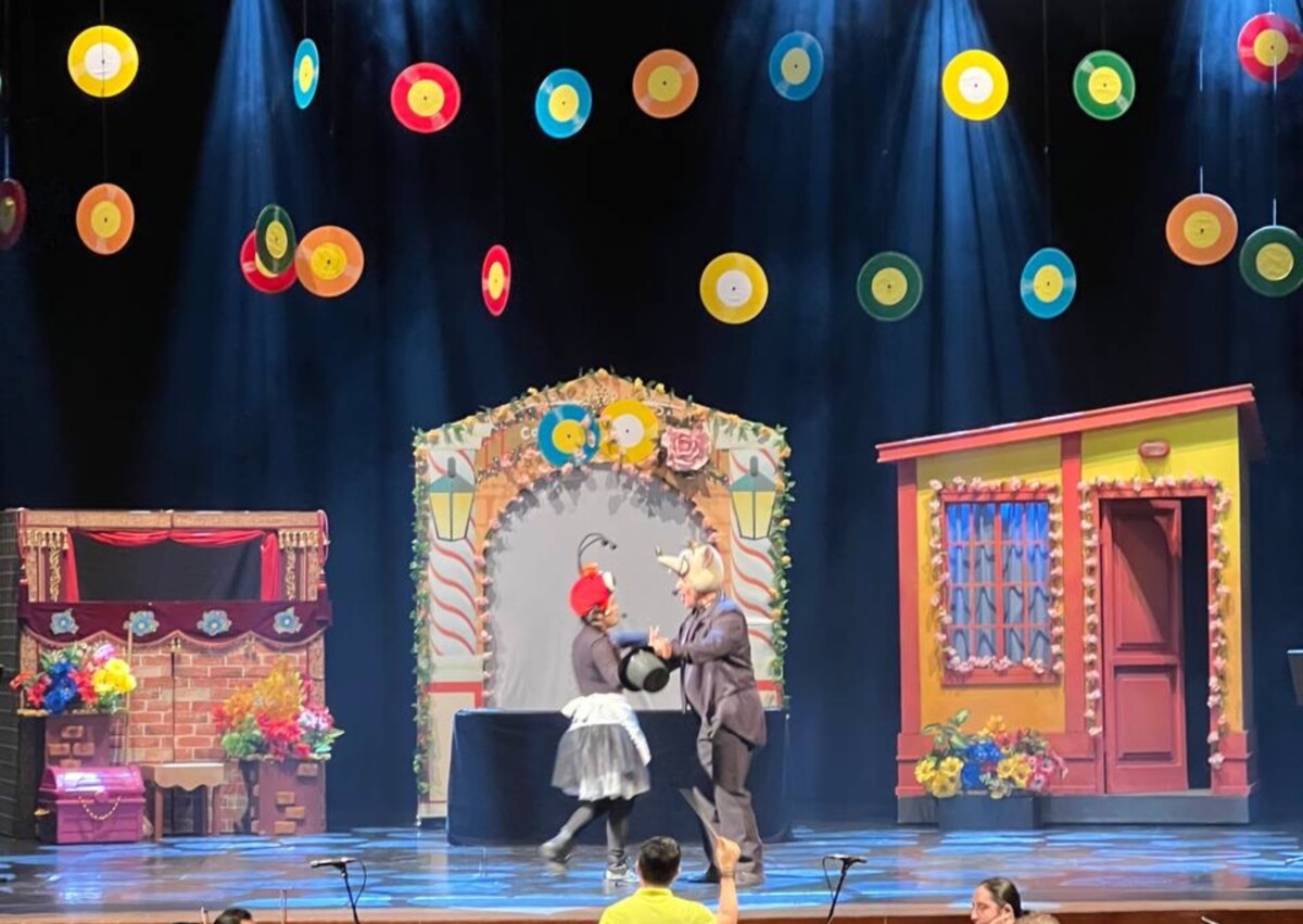 Espetáculo “Disquinhos” encanta público infantil no Teatro Amazonas