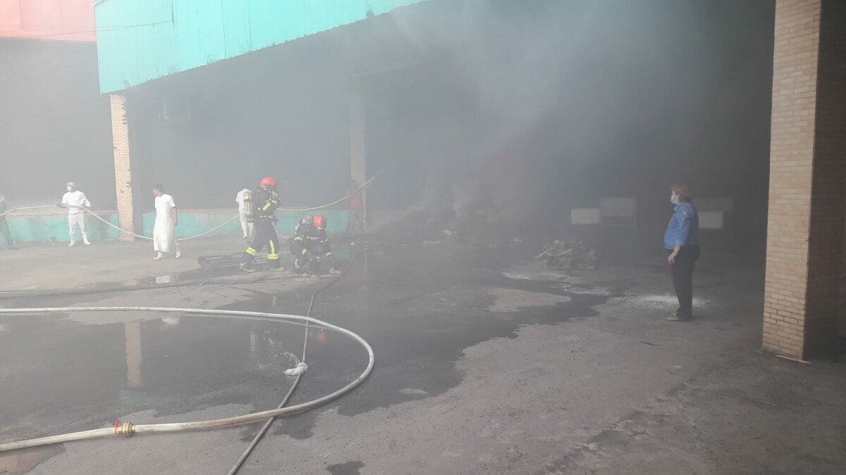 Clientes e funcionários são retirados às pressas durante incêndio no supermercado DB