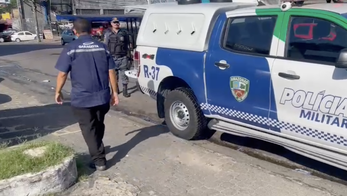 Homem surta e ameaça gerente da Santo Remédio com gogó de garrafa durante tentativa de assalto; veja vídeo