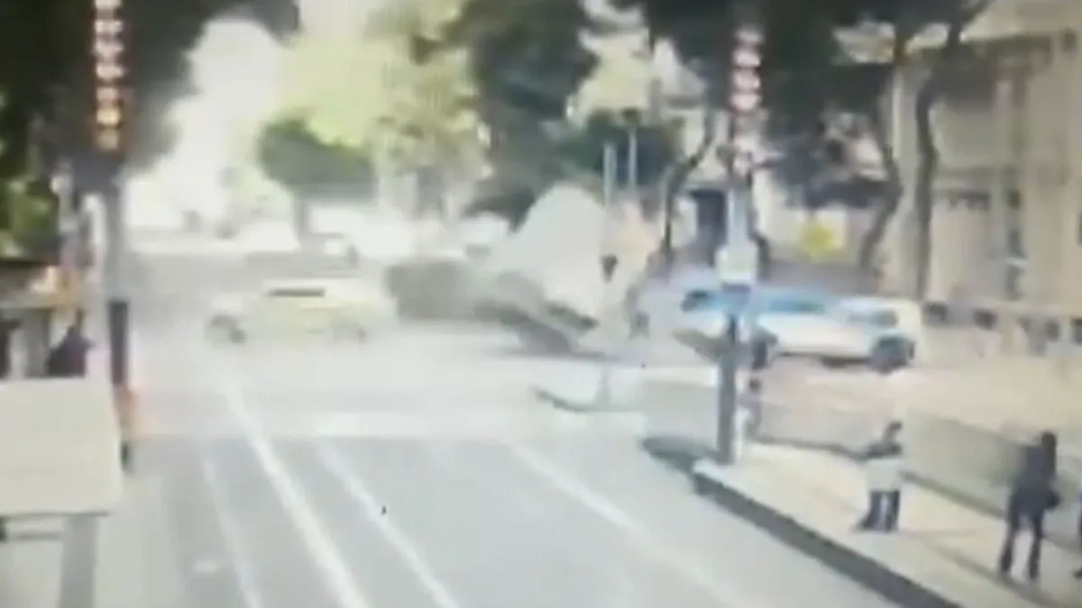 Resgate milagroso: jovem é retirado vivo debaixo de caminhão após acidente; veja vídeo