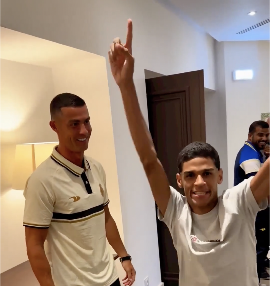 Encontro inesperado: Luva de Pedreiro realiza sonho e conhece Cristiano Ronaldo