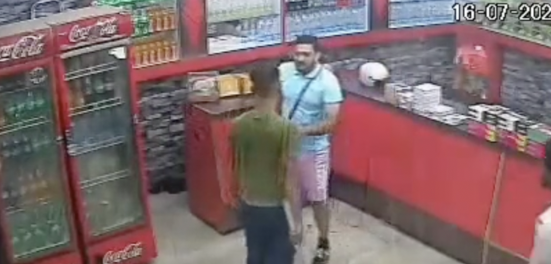 Turista implora pela vida ao ser esp4nc4do por mais de 10 homens dentro de lanchonete; veja vídeo