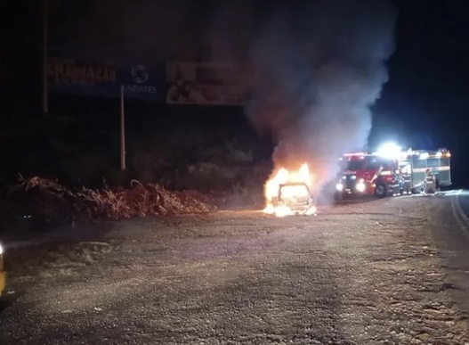 Corp0s são encontrados dentro de carro pegando fogo