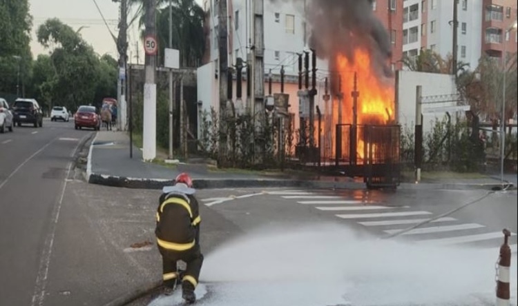 Urgente: subestação de energia pega fogo na Ponta Negra e bloqueia avenida