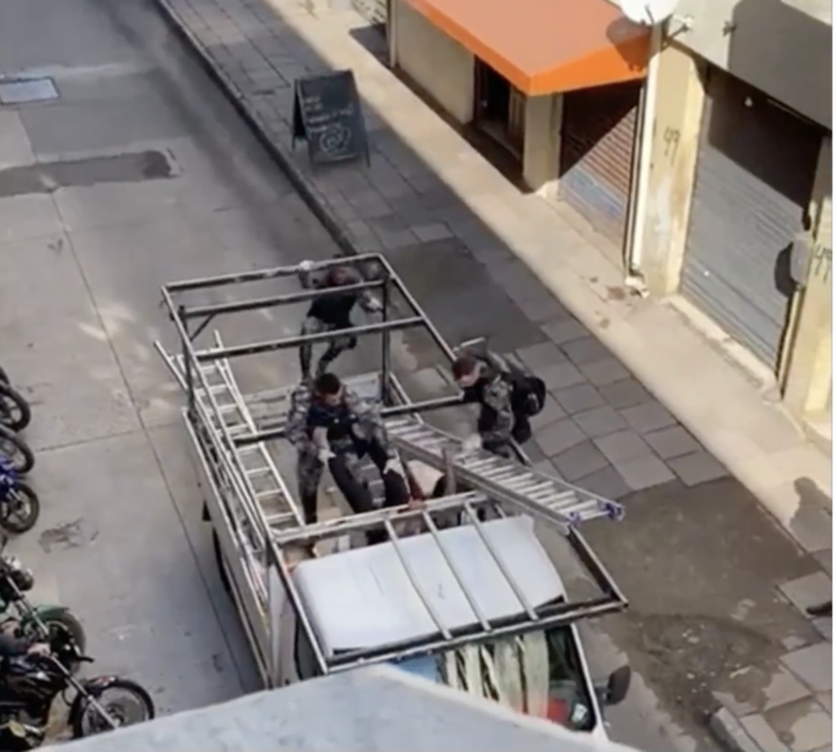 Barbie nas telas, calcinha fio-dental nas ruas: veja a prisão mais fashion do ano