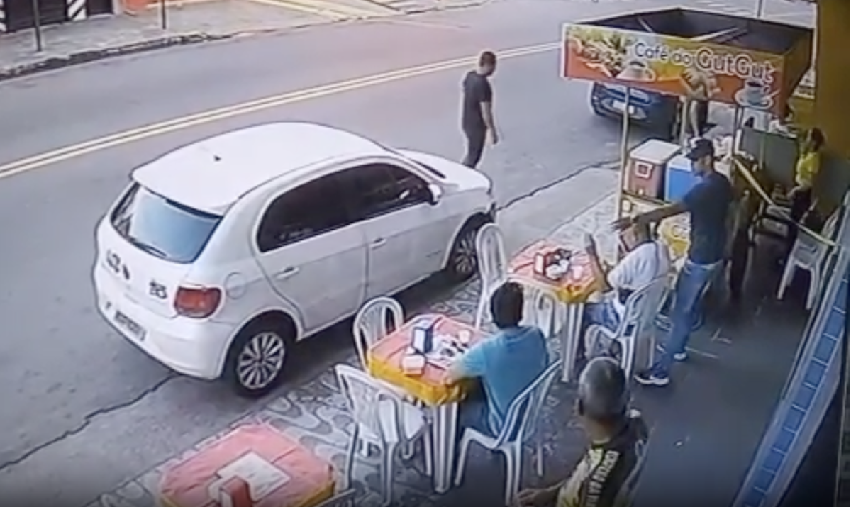 Assaltante espanc4 vítima em lanchonete de Manaus; veja vídeo