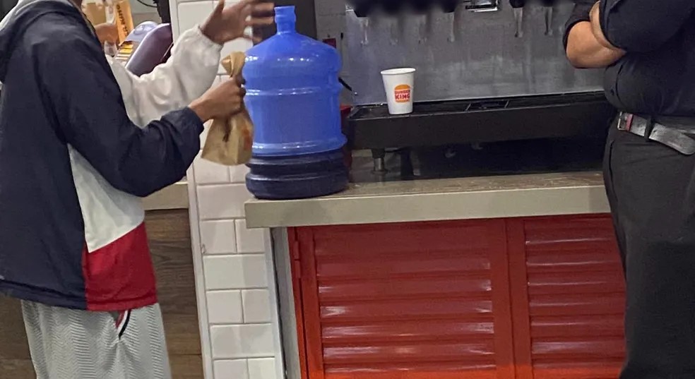 Cliente tenta encher galão de 20 litros com refil de refrigerante em lanchonete
