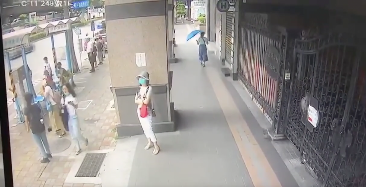 Vídeo chocante mostra momento que ar condicionado despenca e esm4ga cabeç4 de jovem; veja
