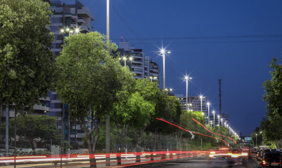 Prefeitura reforça iluminação pública na Ponta Negra com instalação de postes com LED no canteiro central