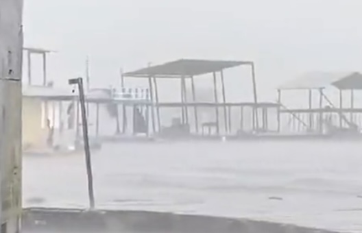 Temporal arrasta flutuantes na zona Oeste de Manaus; veja o vídeo
