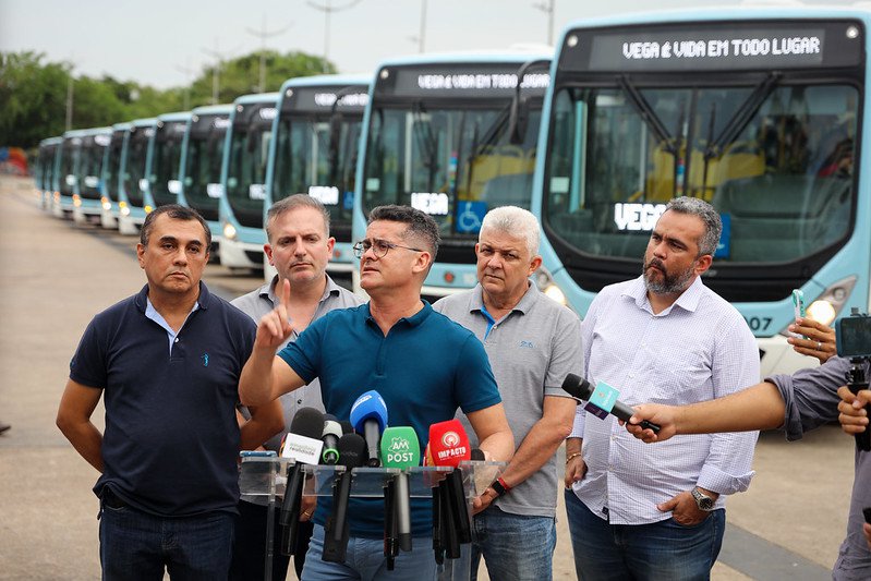 David Almeida entrega 14 novos ônibus coletivos e anuncia chegada de 110 até o final deste ano