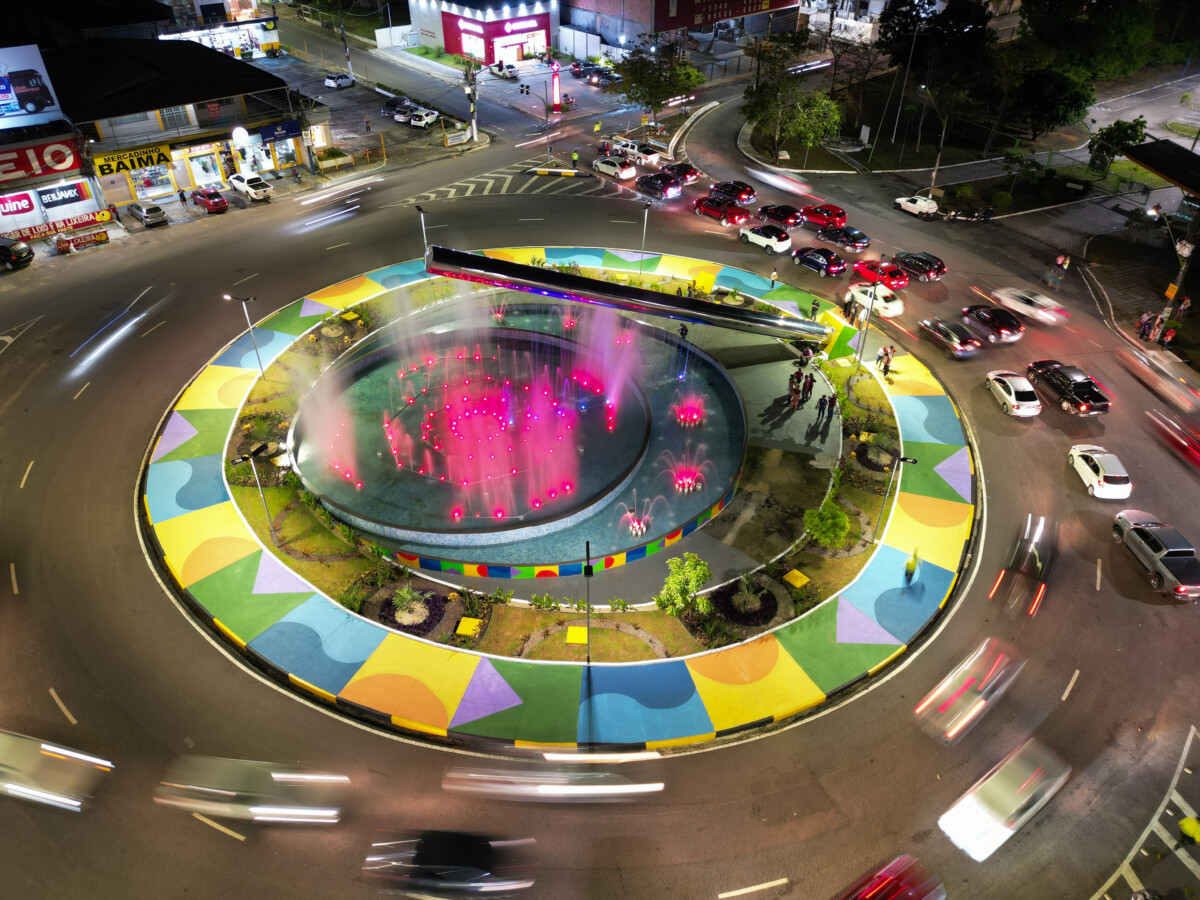 Prefeito entrega rotatória do Mindu totalmente revitalizada