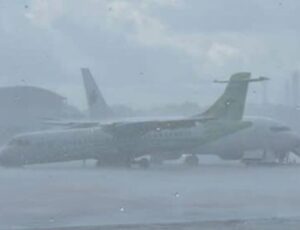 Avião é arrastado após forte ventania no Aeroporto Internacional de Manaus