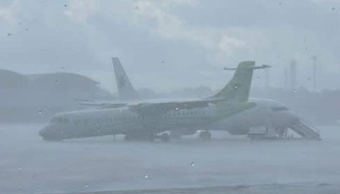 Avião é arrastado após forte ventania no Aeroporto Internacional de Manaus