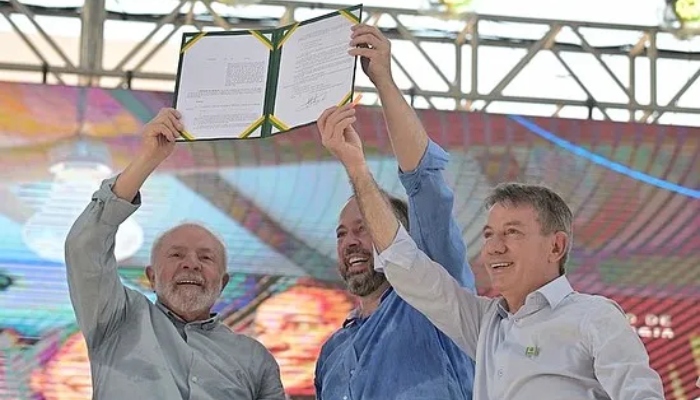 ‘Fez o L’: Reeleito com o discurso pró-Bolsonaro, Governador de Roraima esquece passado e faz palanque com Lula