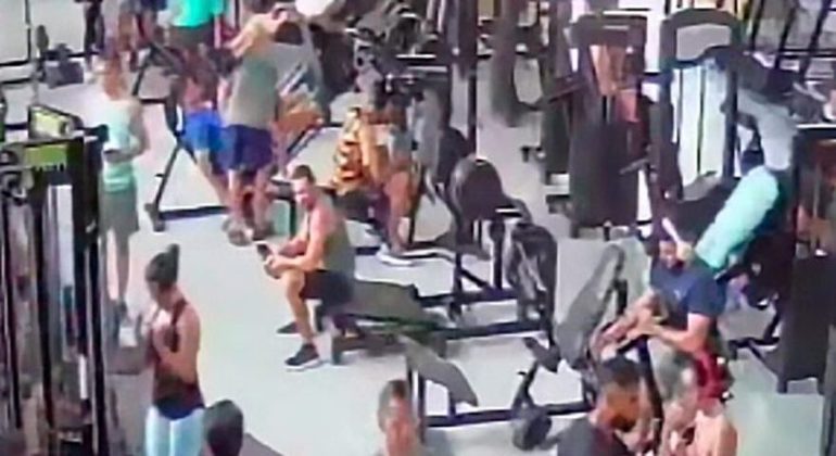 Aluno é quase esm4gado por aparelho de 150 kg em academia; veja vídeo