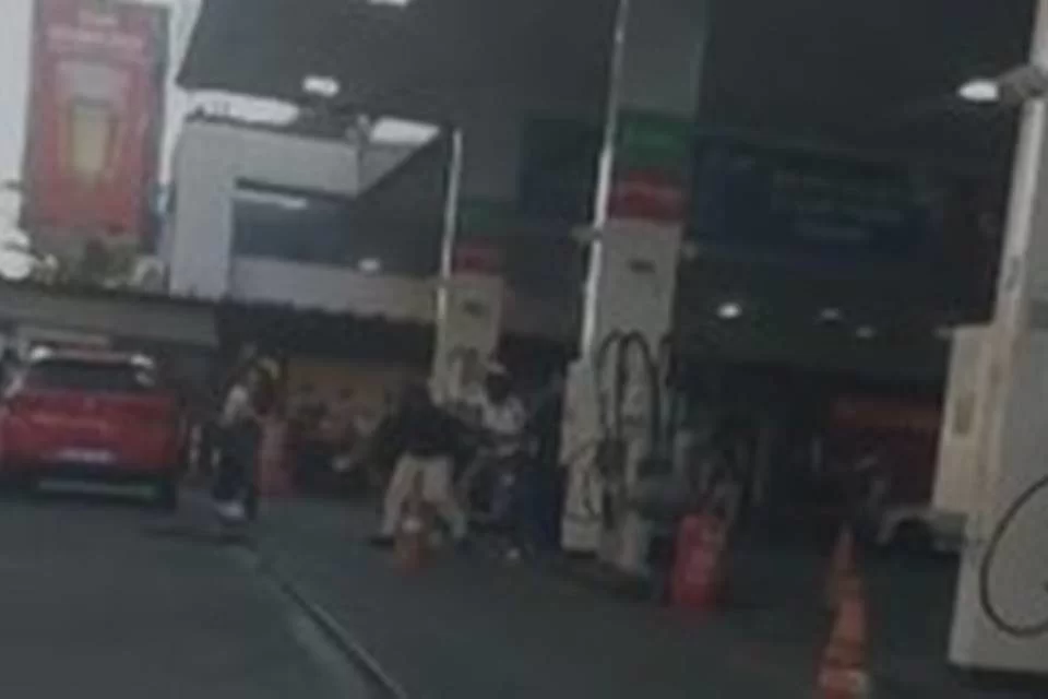 Domingou: playboys saem na porr4d4 durante divisão de ‘loló’ no posto de gasolina