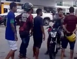 Motoqueiro leva t1ro na cabeç4 durante briga em posto de gasolina no bairro São José; veja vídeo