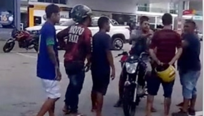 Motoqueiro leva t1ro na cabeç4 durante br1ga em posto de gasolina no bairro São José; veja vídeo